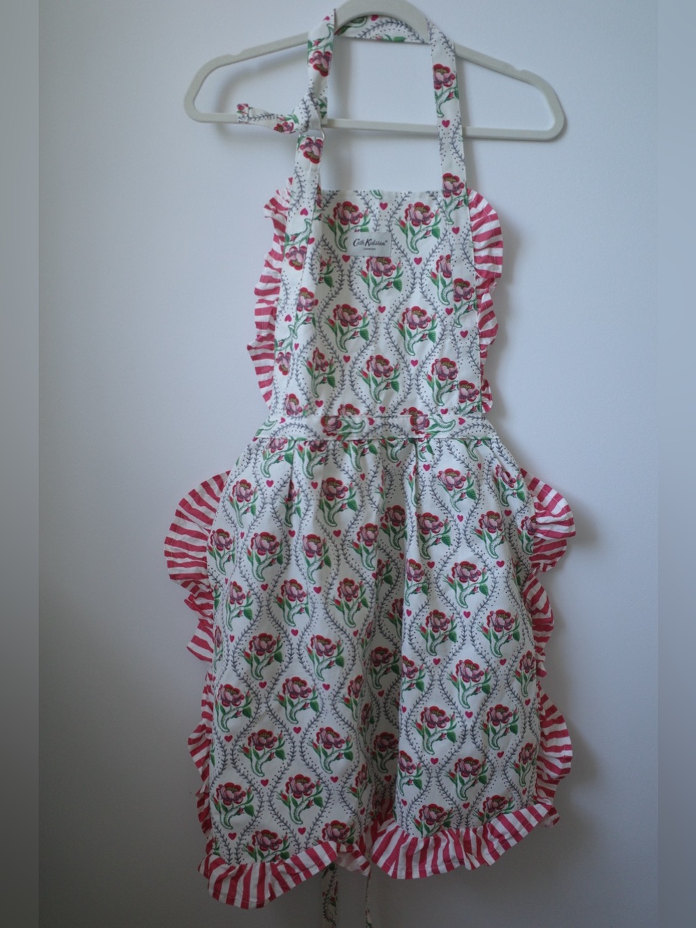 NWOT Cath Kidston 100% cotton White and Pink Floral Ruffle Apron